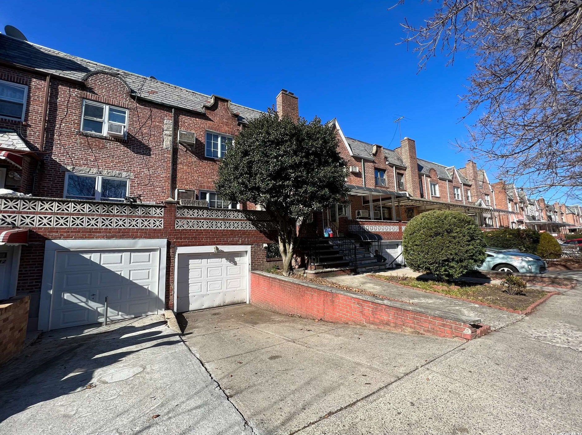 33-40 74th St, Flushing, NY 11372-1146