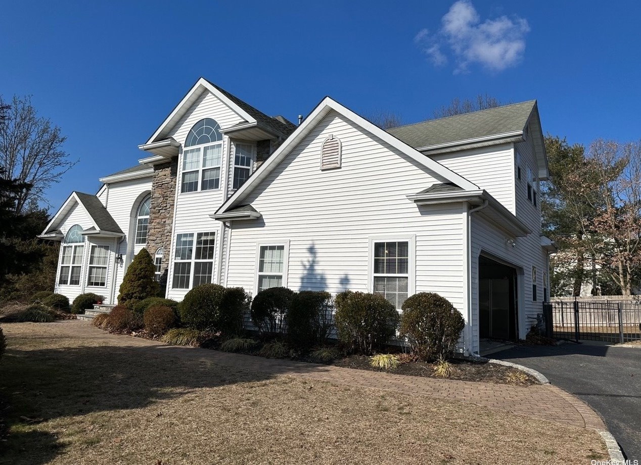 18 Homecoming Pl, Strongs Neck, NY 11733