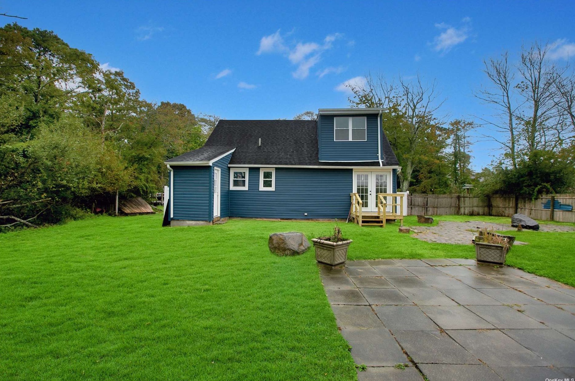 14 Waverly Rd, Smith Point NY 11967-4142 exterior