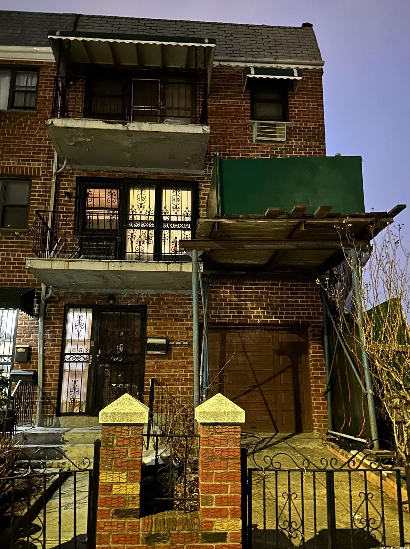40-52 68th St, Flushing, NY 11377-1225