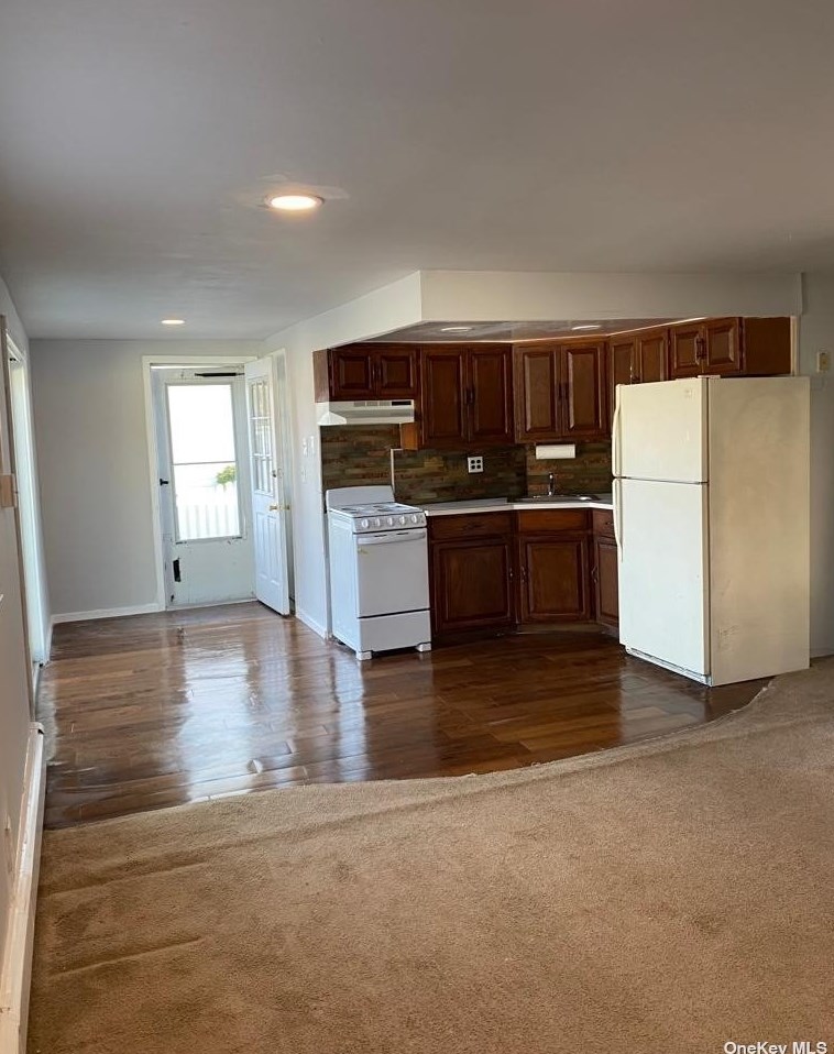 123 Lakeway Dr, Babylon, NY 11704