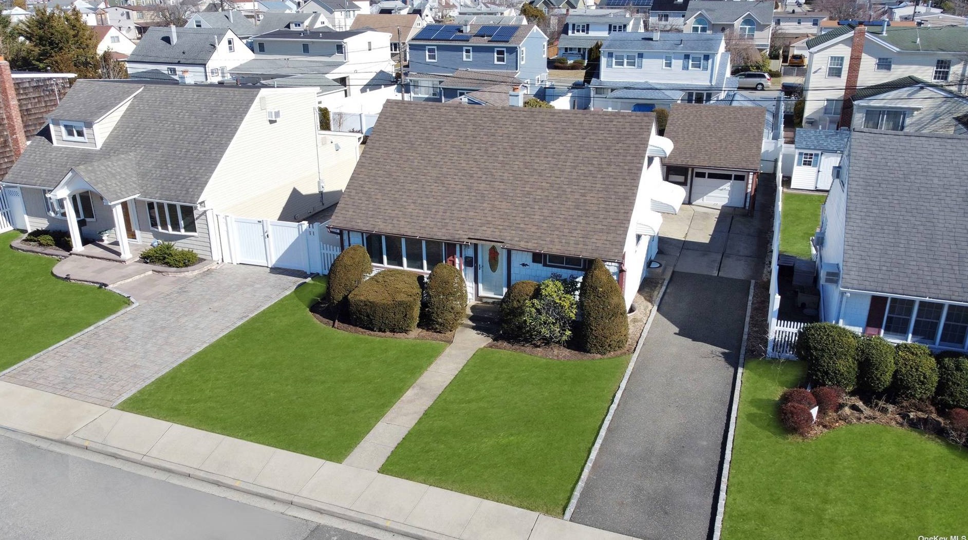 51 Briggs St, Hicksville, NY 11801