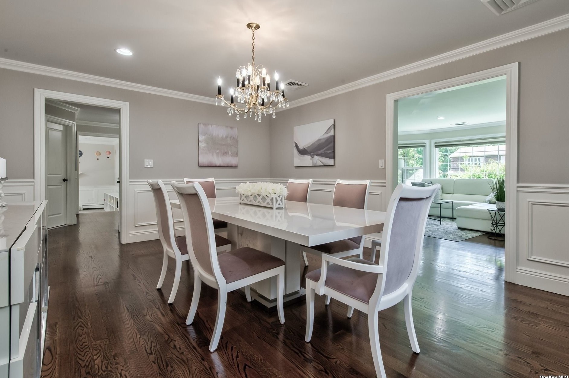 39 Colony Ln, North Hills, NY 11030