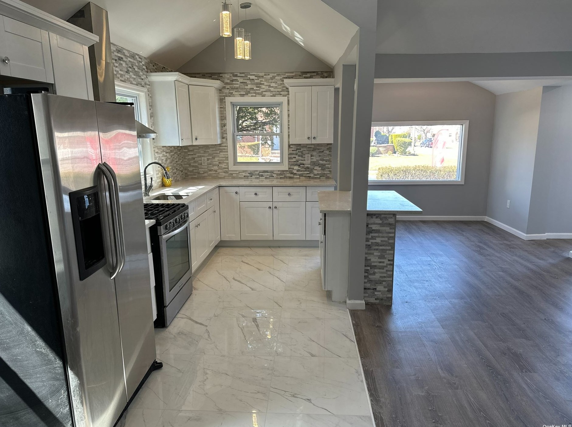 22 3rd St, Floral Park, NY 11003