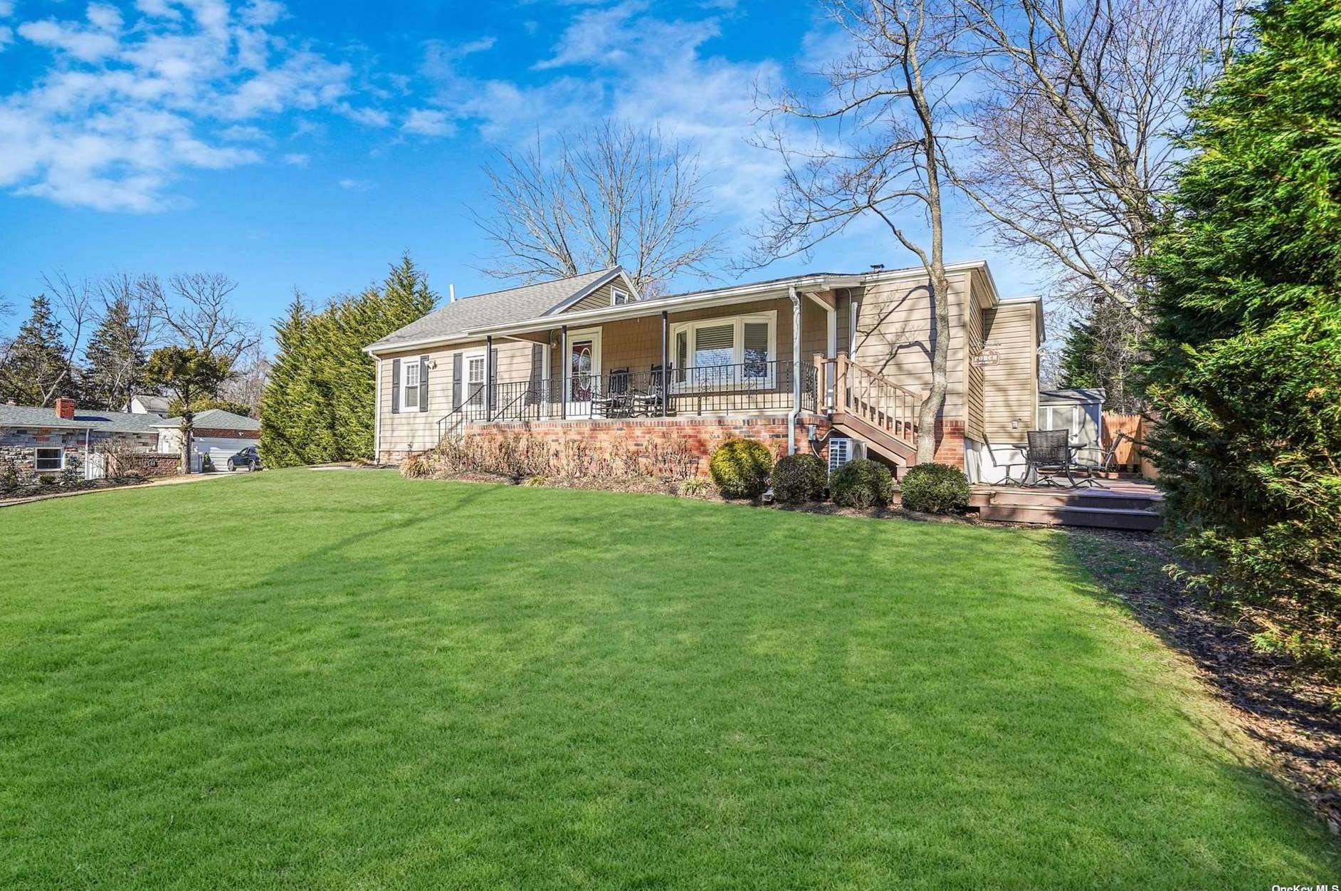 83 Longfellow Dr, San Remo, NY 11754