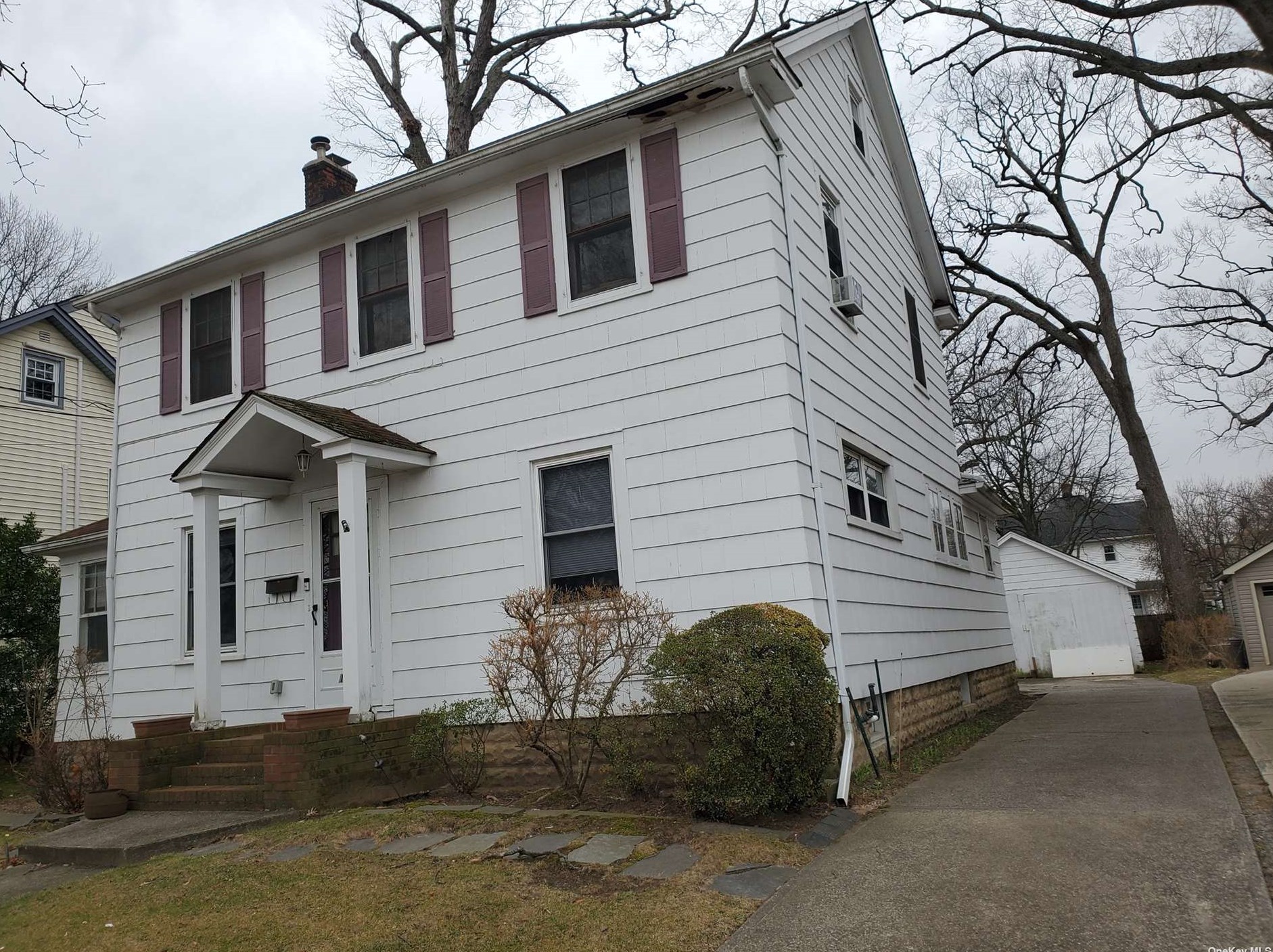 105 Vincent Ave, Lynbrook, NY 11563-3614