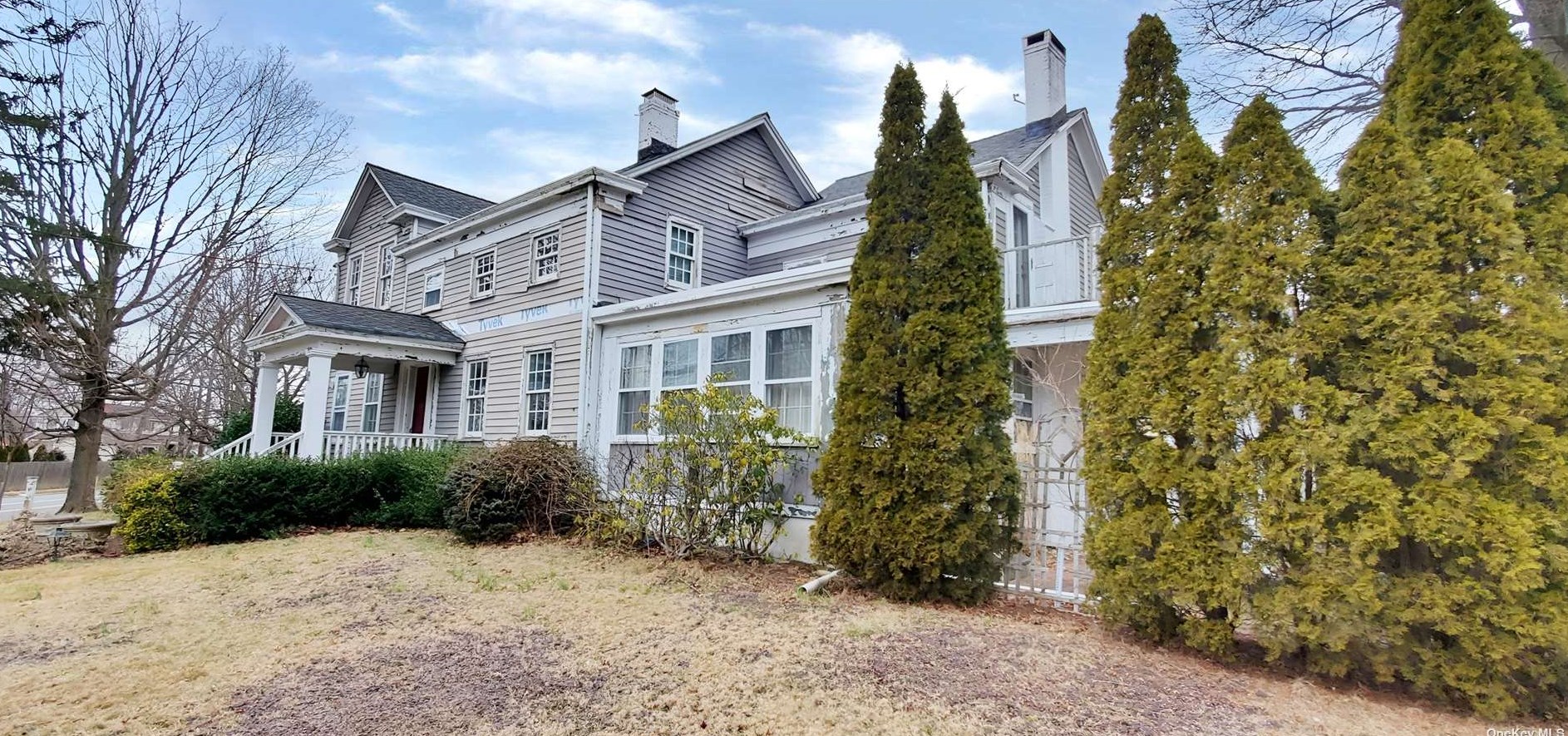 35 Greenlawn Rd, Hunt, NY 11743-2925