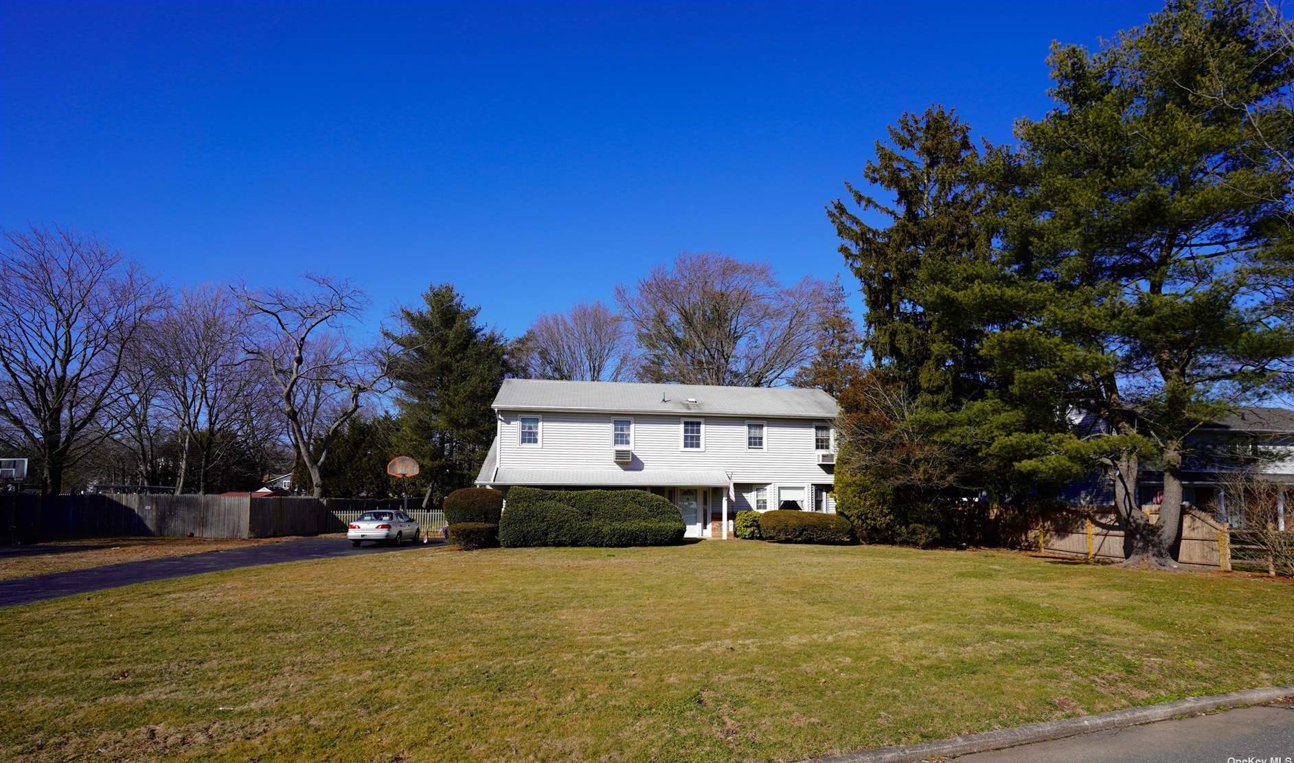 24 Wood Sorrell Ln, Elwood, NY 11731