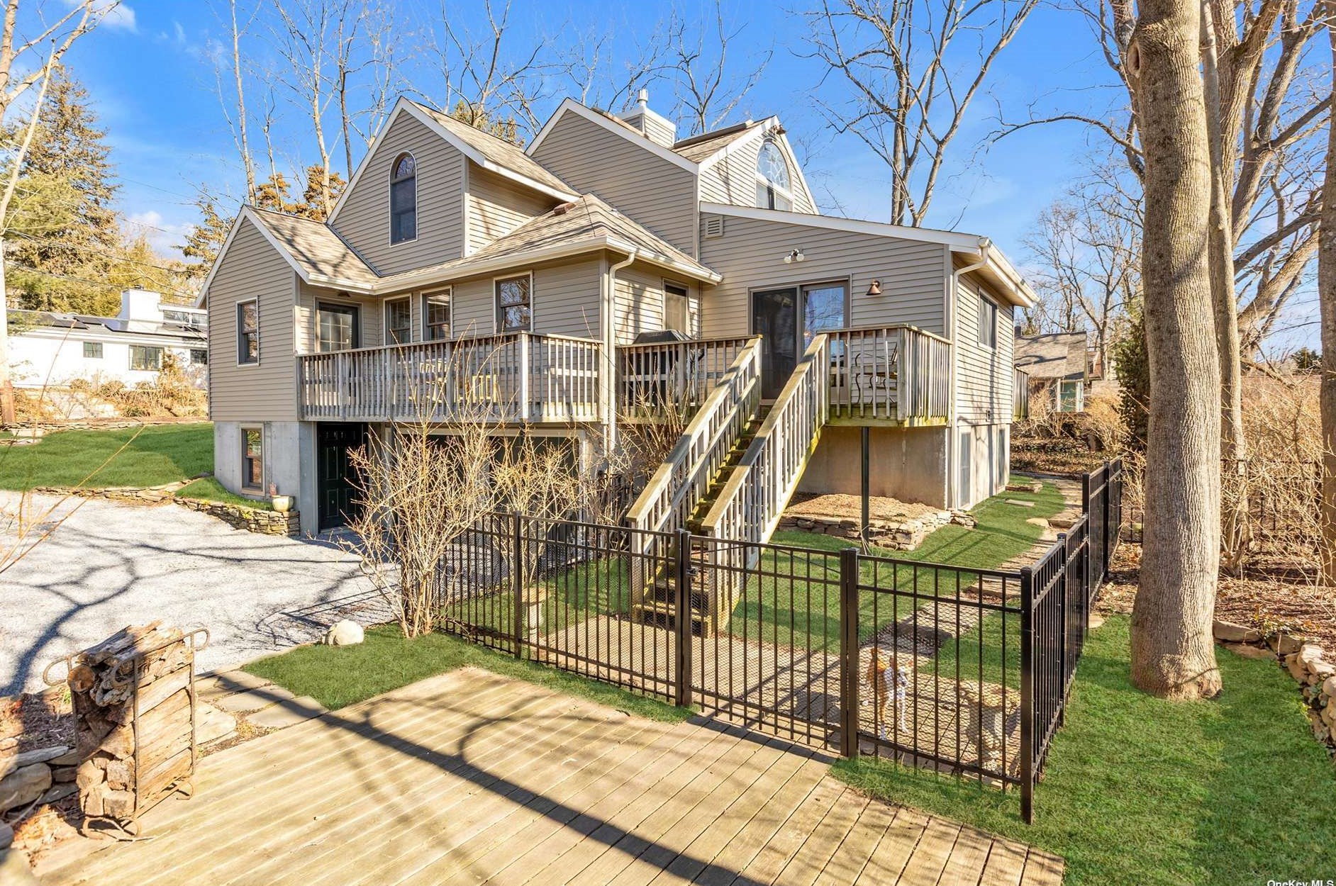 1 Bittner Ln, Center Port, NY 11721