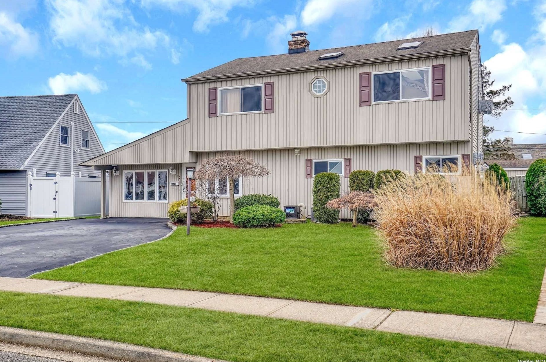 50 Chestnut Ln, Plainedge, NY 11756-4017