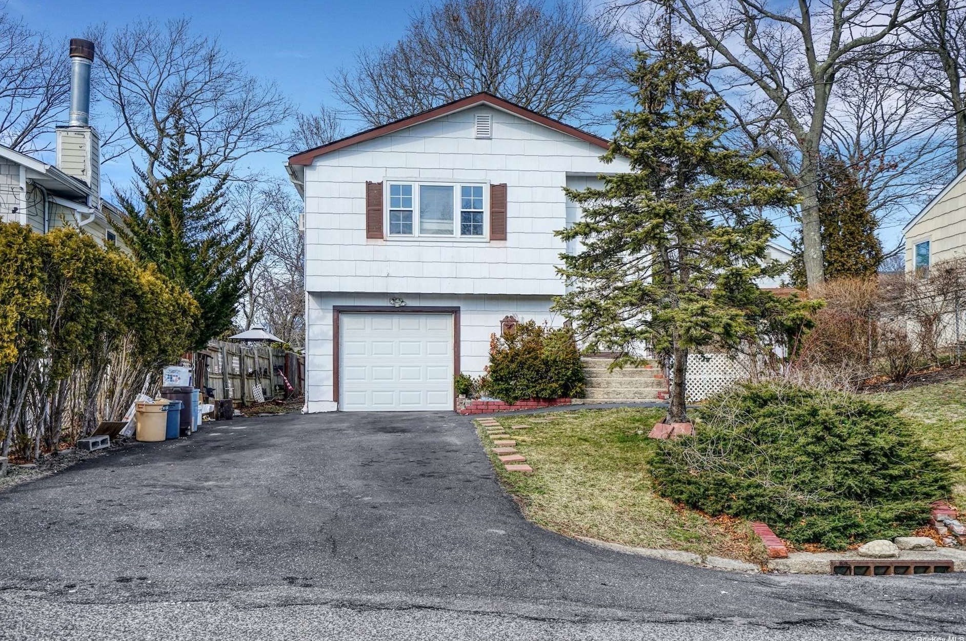 391 Ontario St, Hauppauge, NY 11779-4946