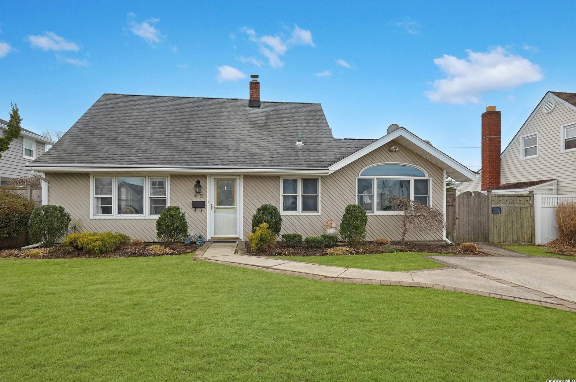 42 Rolling Ln, Plainedge, NY 11756-1214