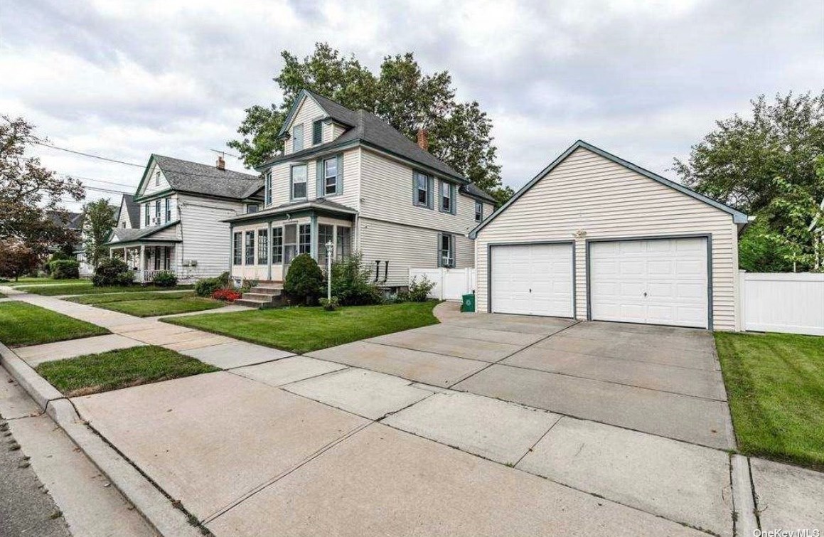 46 Lakewood Blvd, Lynbrook, NY 11563