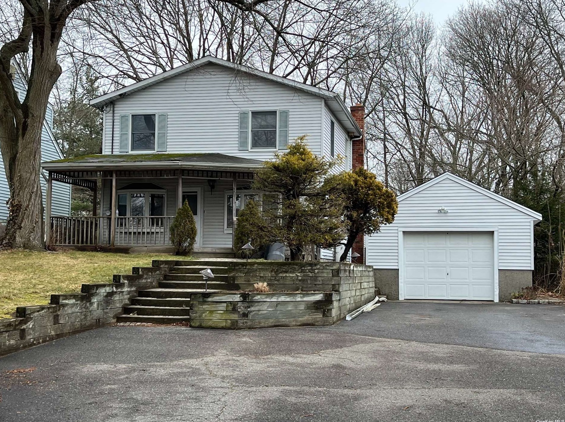 230 Oakwood Rd, Huntington Station NY  11746-7208 exterior