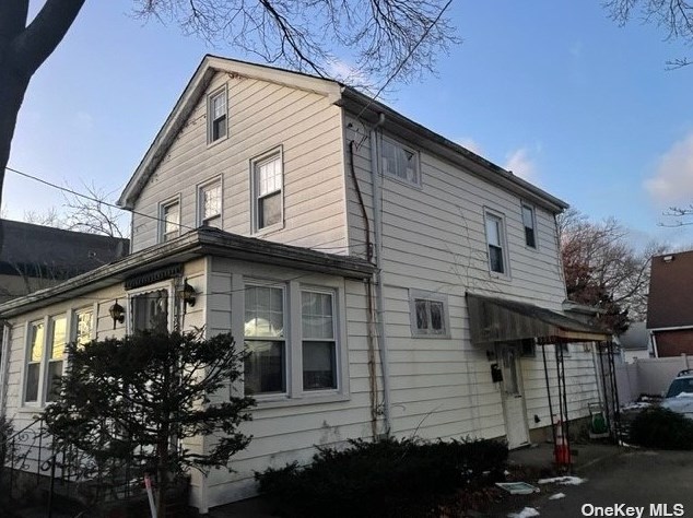 125 Wicks Ln, Malverne, NY 11565-2248