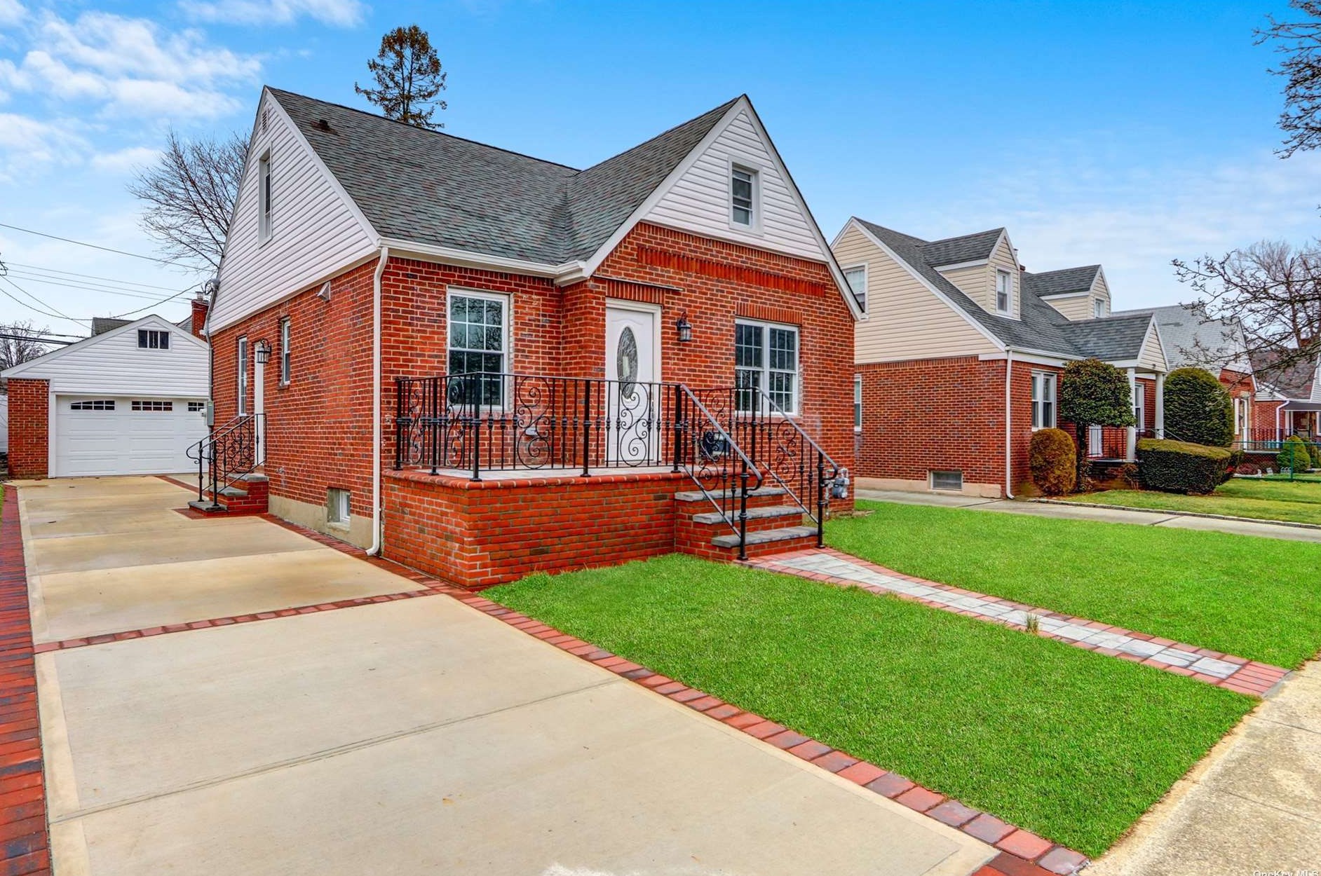 35 Hillside Ln, New Hyde Park, NY 11040