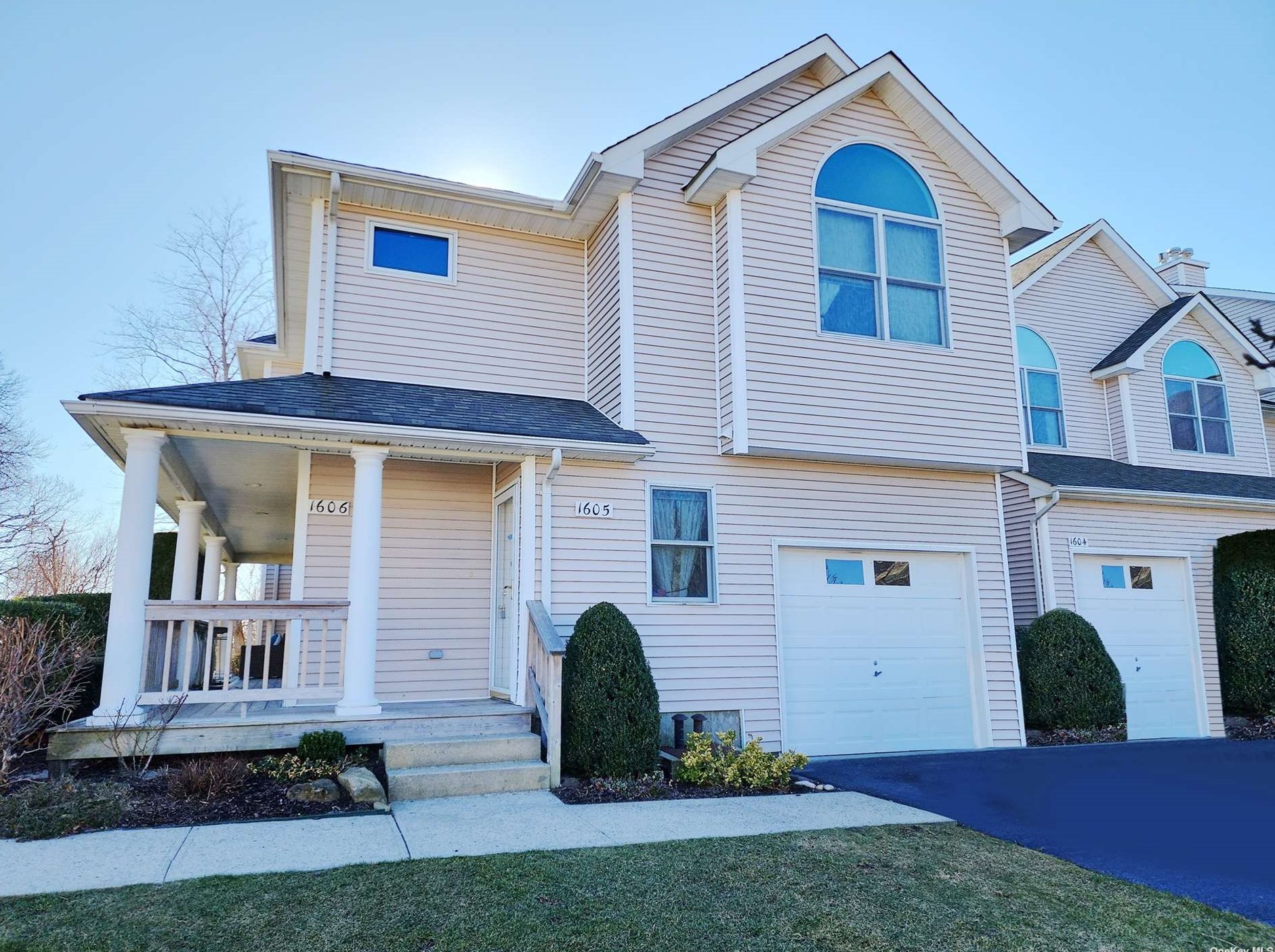 1605 Willow Pond Dr, Northampton, NY 11901-7211