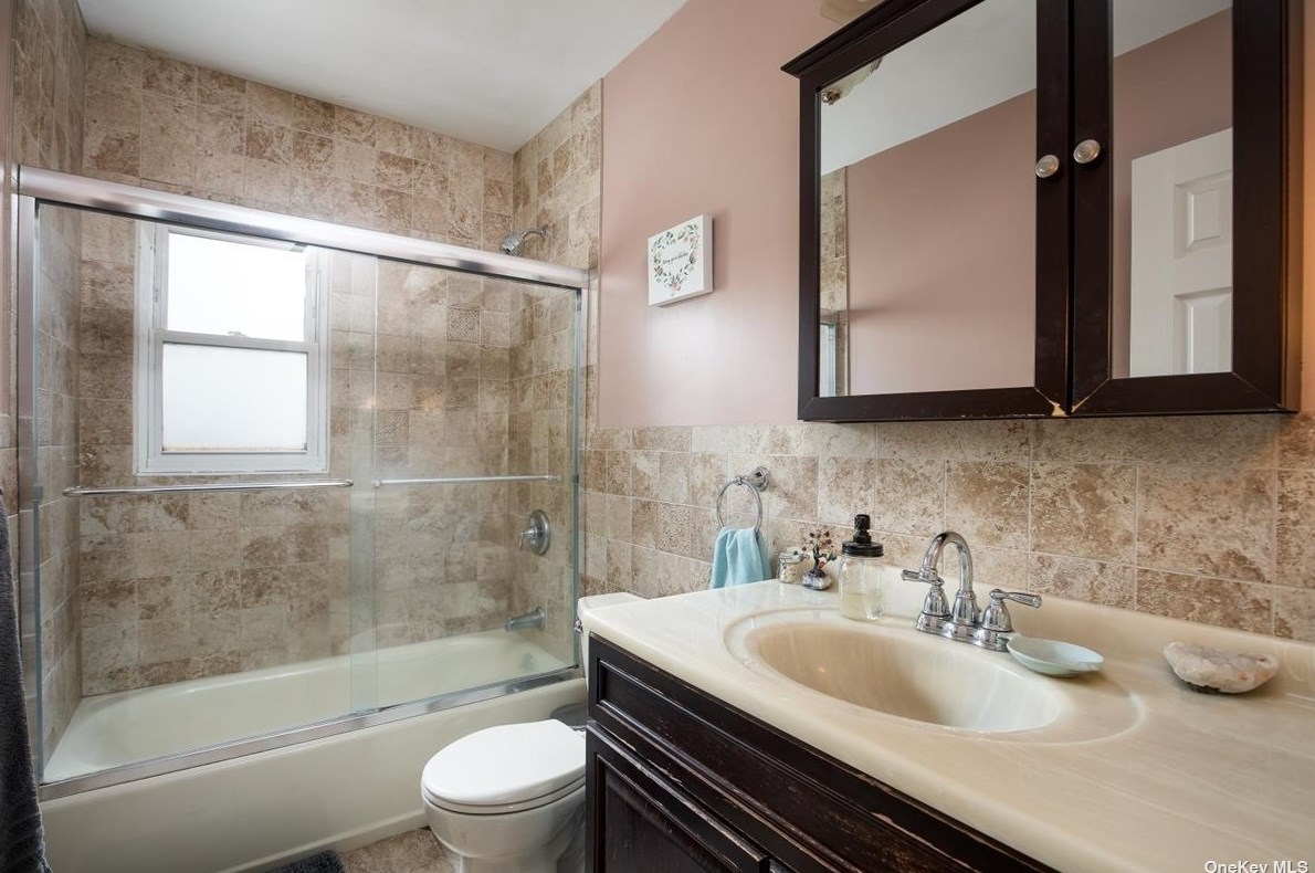 2200 Belmont Ave, Floral Park, NY 11003