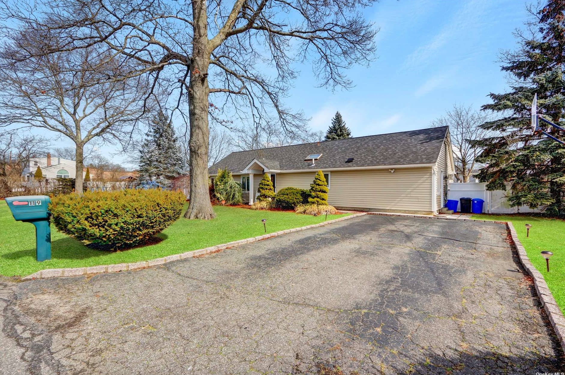119 Wendy Dr, Holtsville, NY 11742