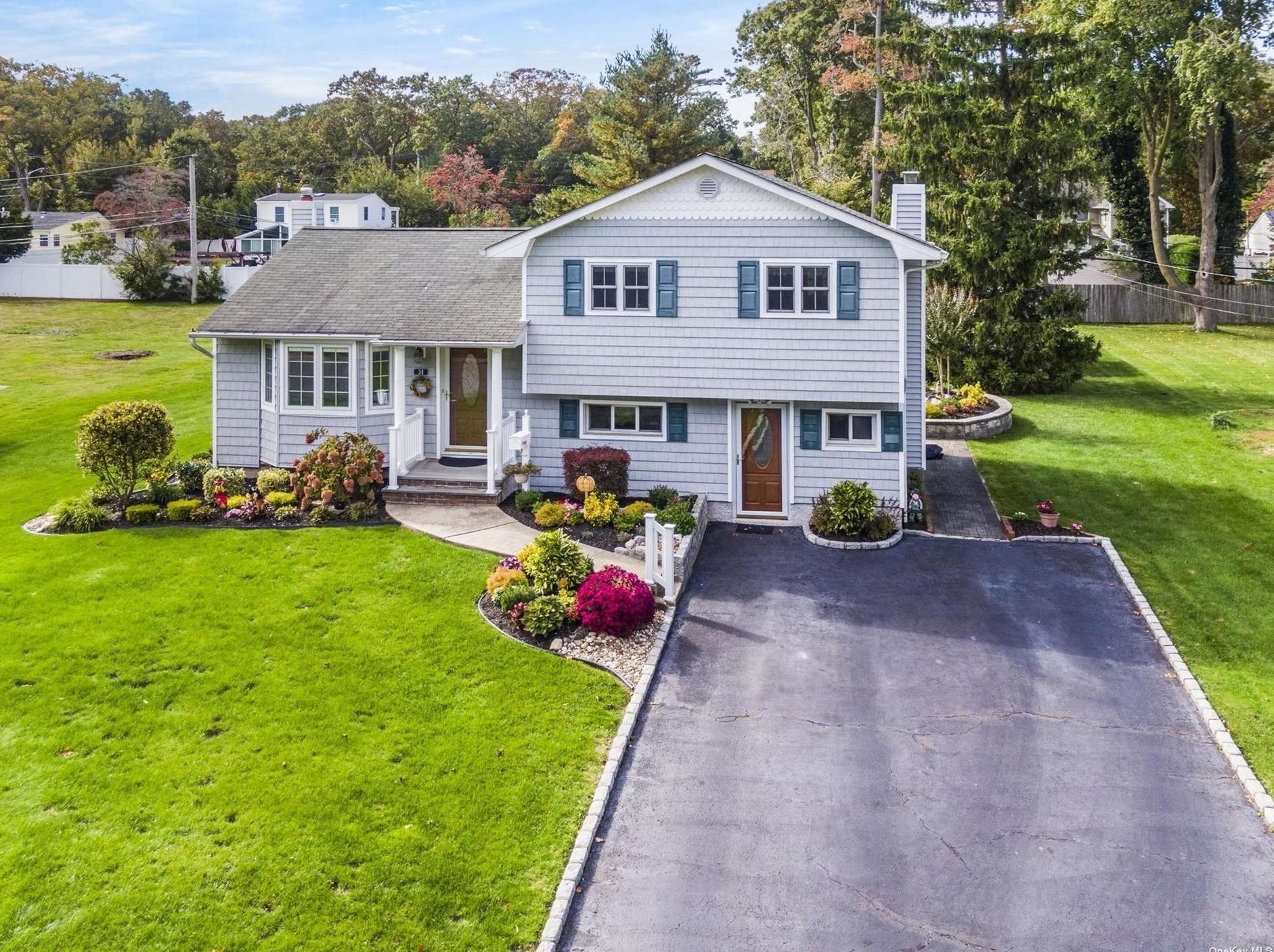 34 Smiths Ln, Commack, NY 11725-3525