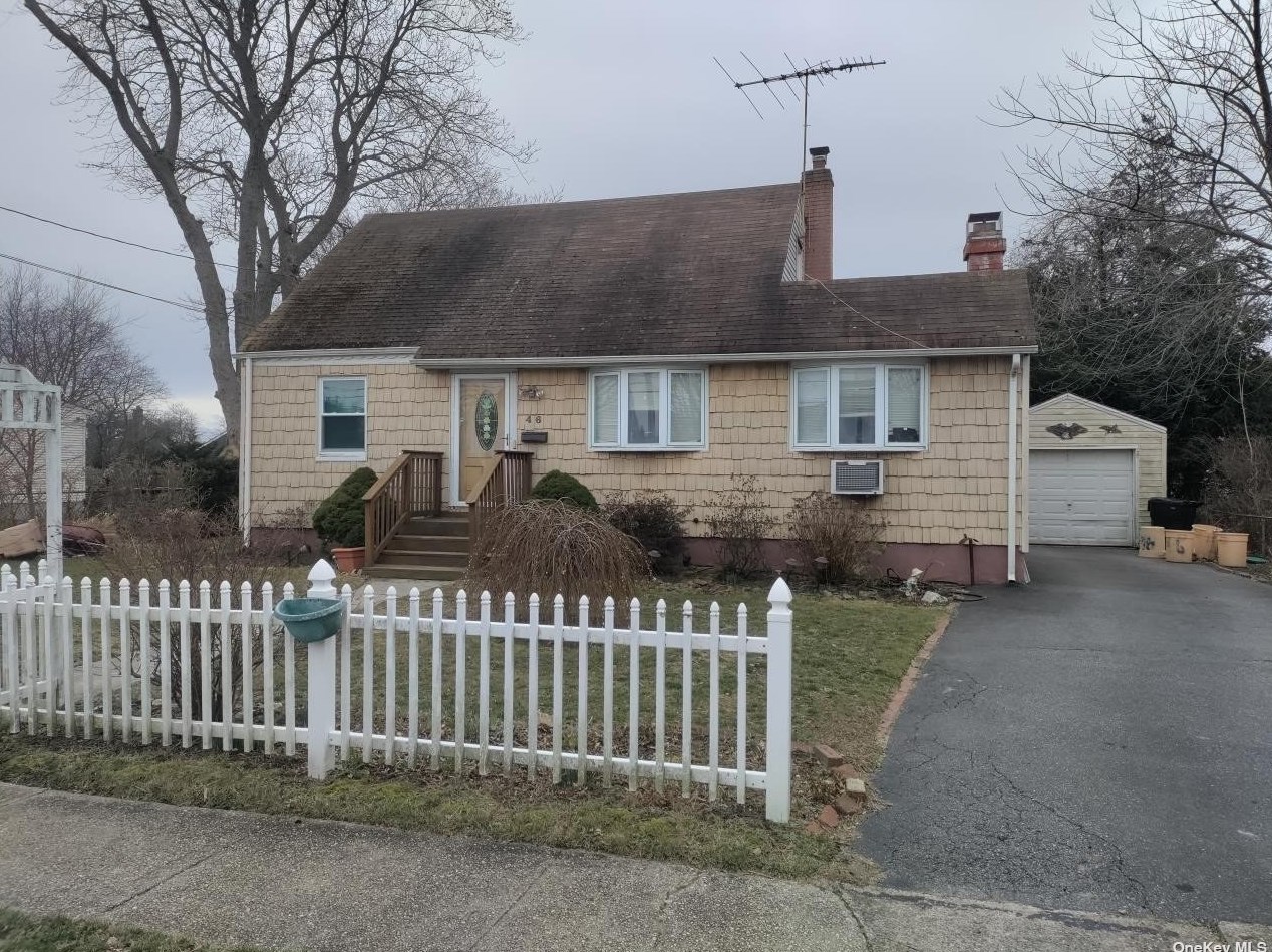 46 Alice Rd, West Islip, NY 11795