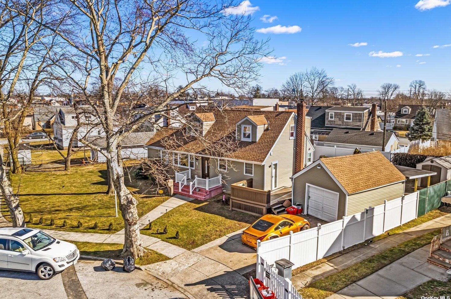 1425 Harrison St, Floral Park, NY 11003