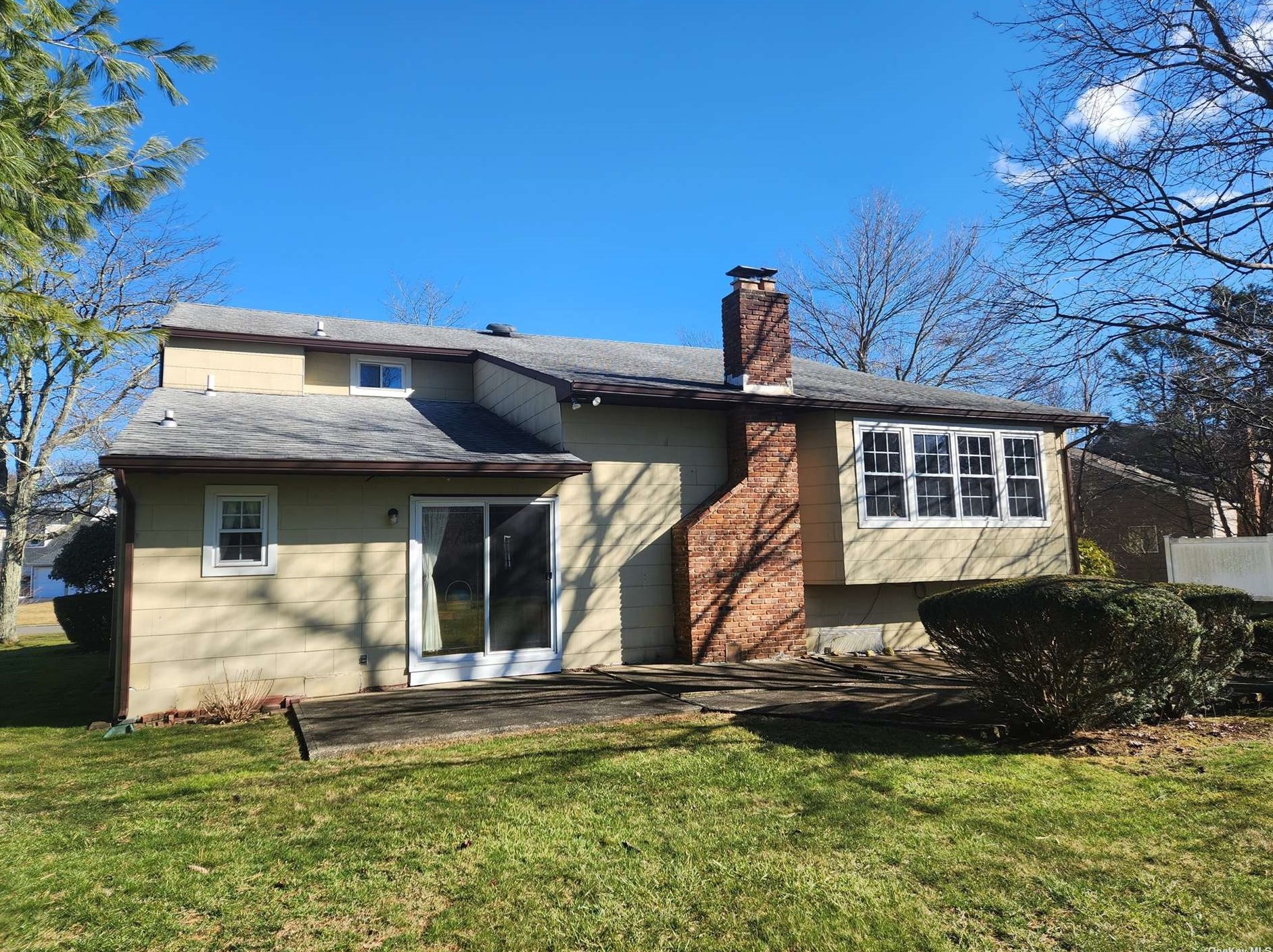 15 Aron Dr, Woodbury, NY 11797-1001