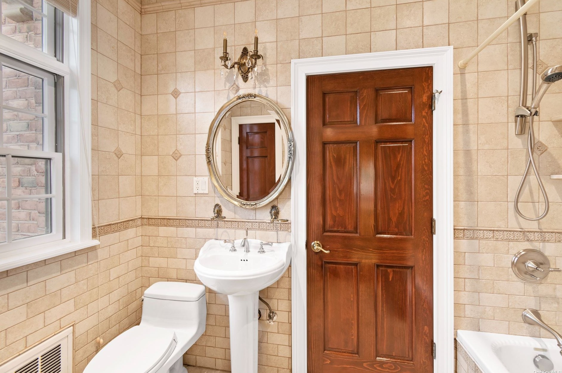 5 Center Dr, Flushing NY 11363-1214 exterior