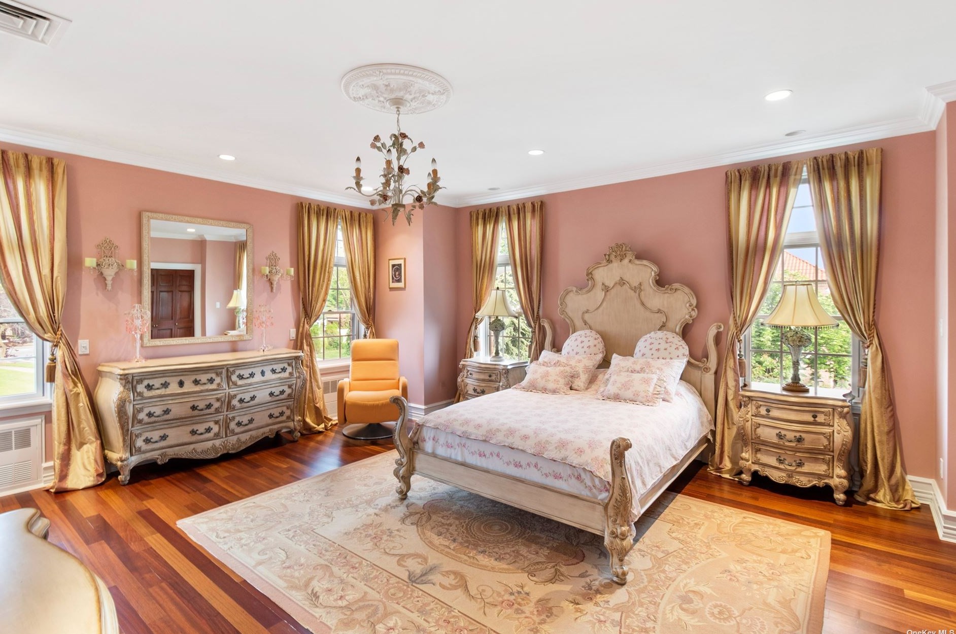 5 Center Dr, Flushing NY 11363-1214 exterior