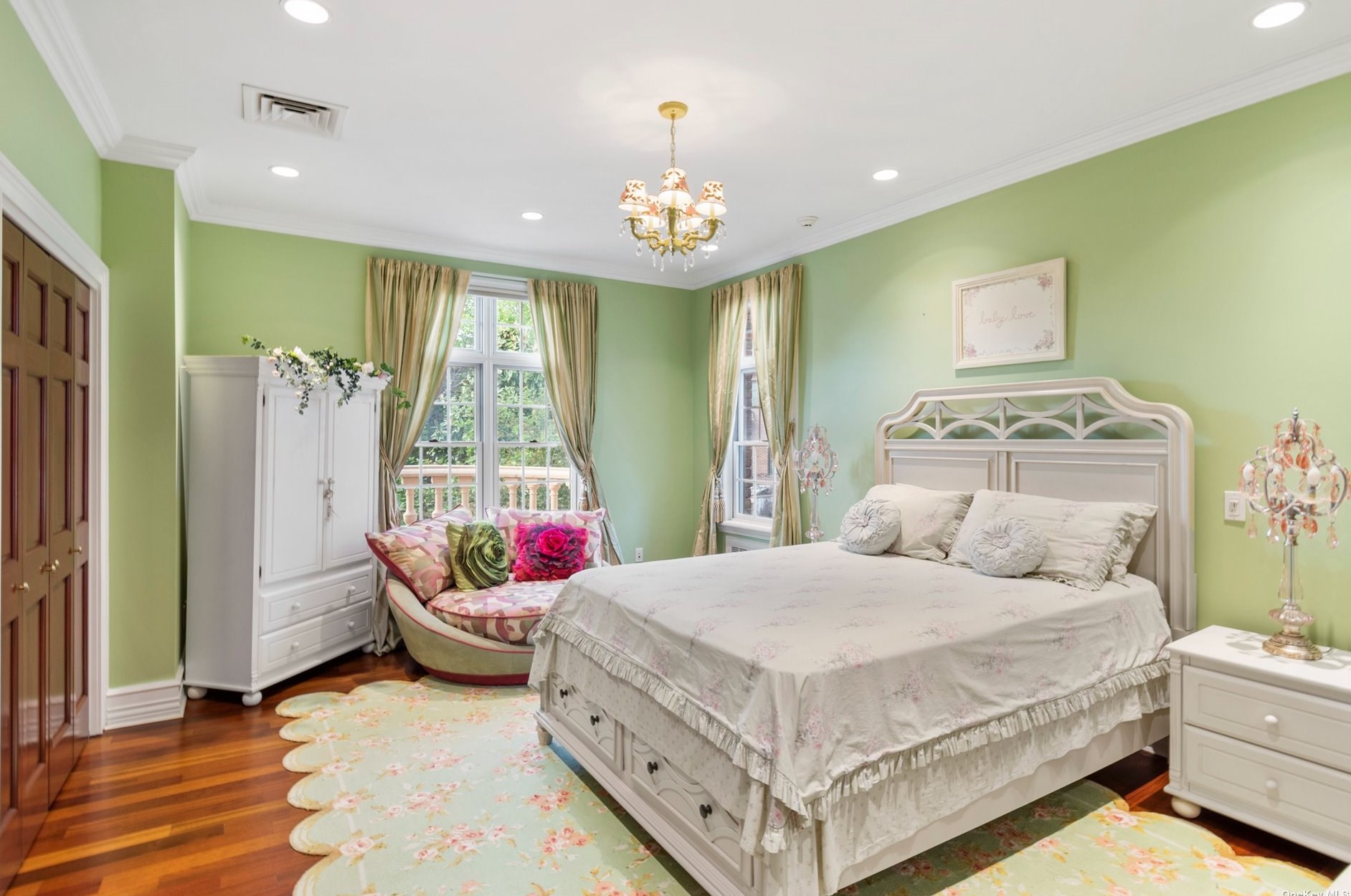 5 Center Dr, Flushing NY 11363-1214 exterior