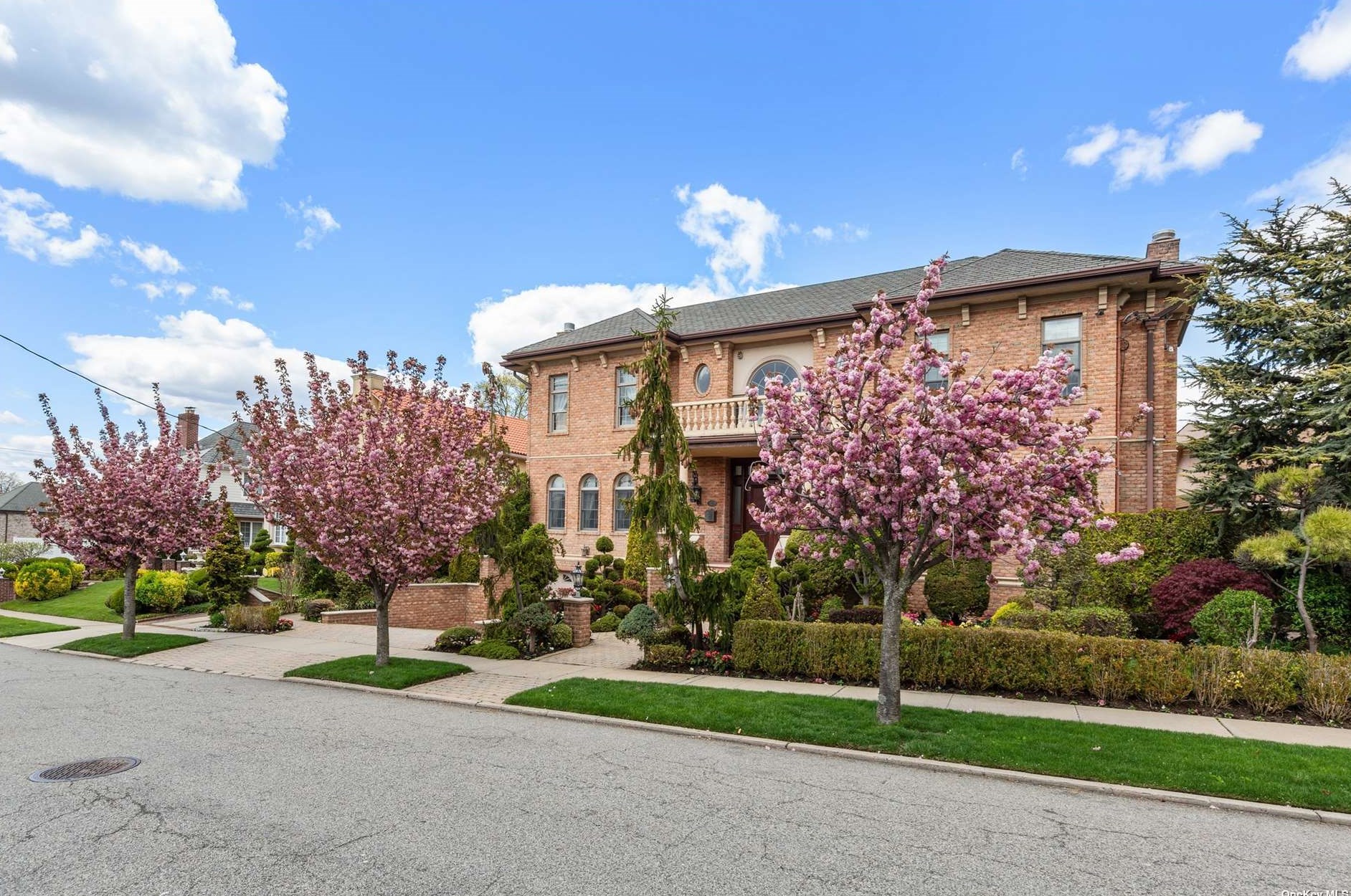 5 Center Dr, Flushing, NY 11363-1213