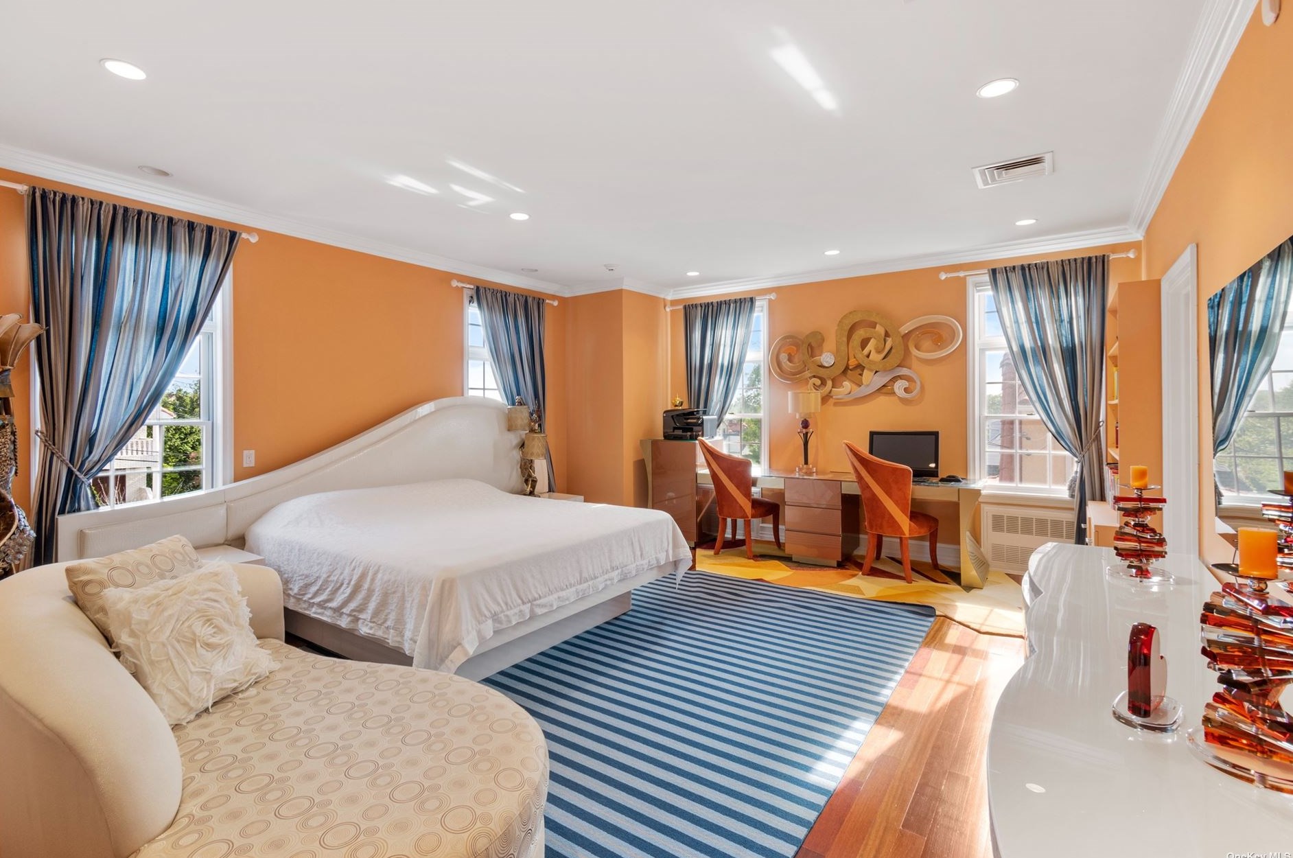 5 Center Dr, Flushing NY 11363-1214 exterior