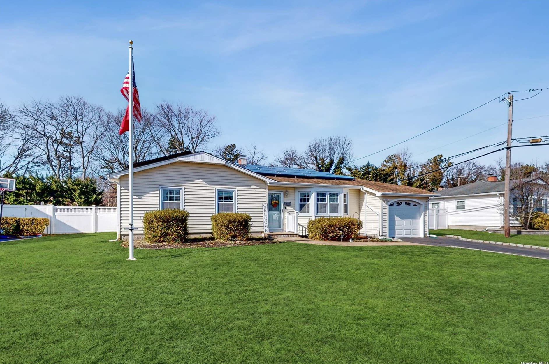 138 Greenbelt Pkwy, Holbrook, NY 11741