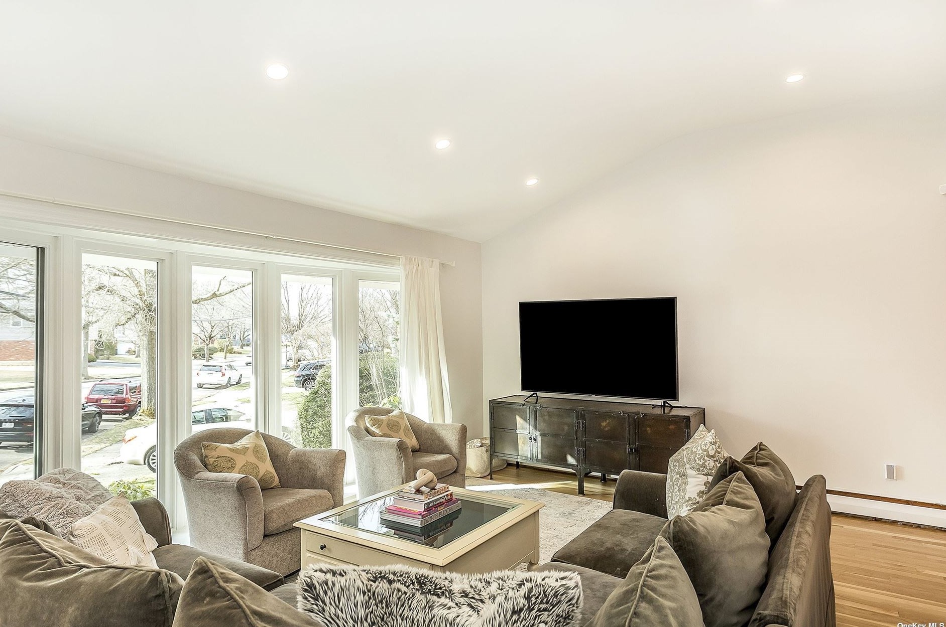 46 Roger Dr, Port Washington NY  11050-2528 exterior