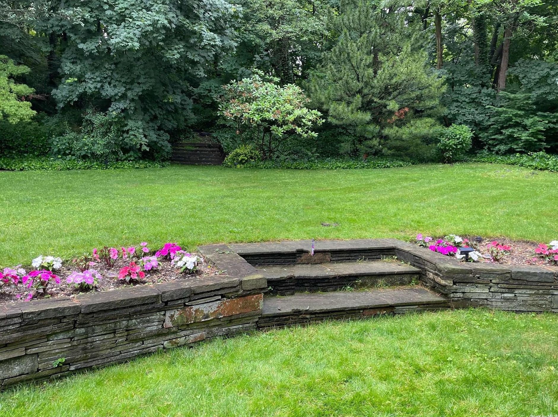 46 Roger Dr, Port Washington NY  11050-2528 exterior