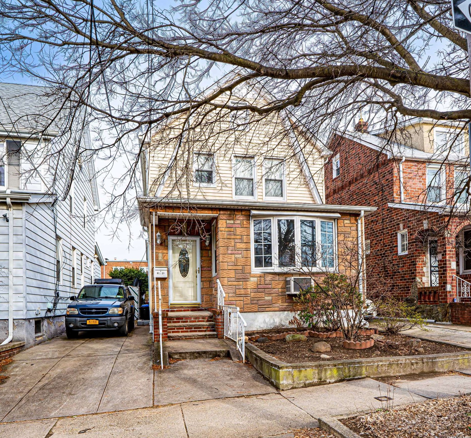 46-21 188th St, Flushing, NY 11358-3822