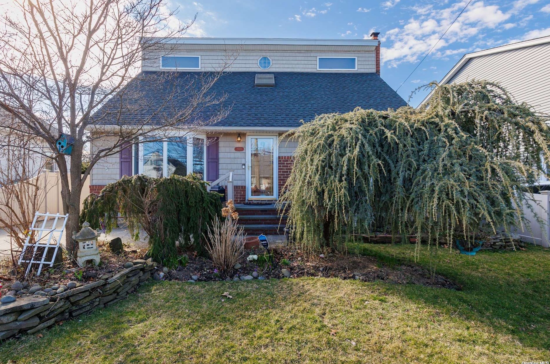 2970 Roxbury Rd, Rockville Centre NY  11572-3220 exterior