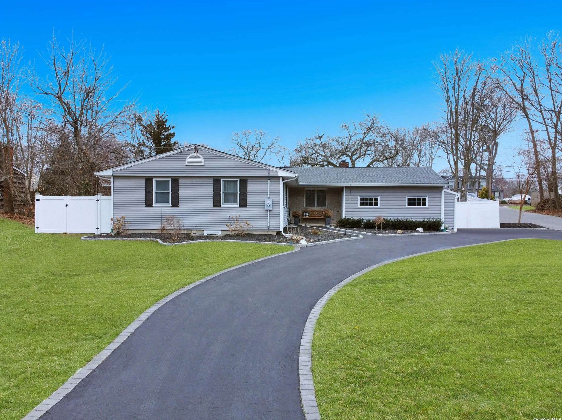 9 New Jersey Ave, Hauppauge, NY 11779-1739