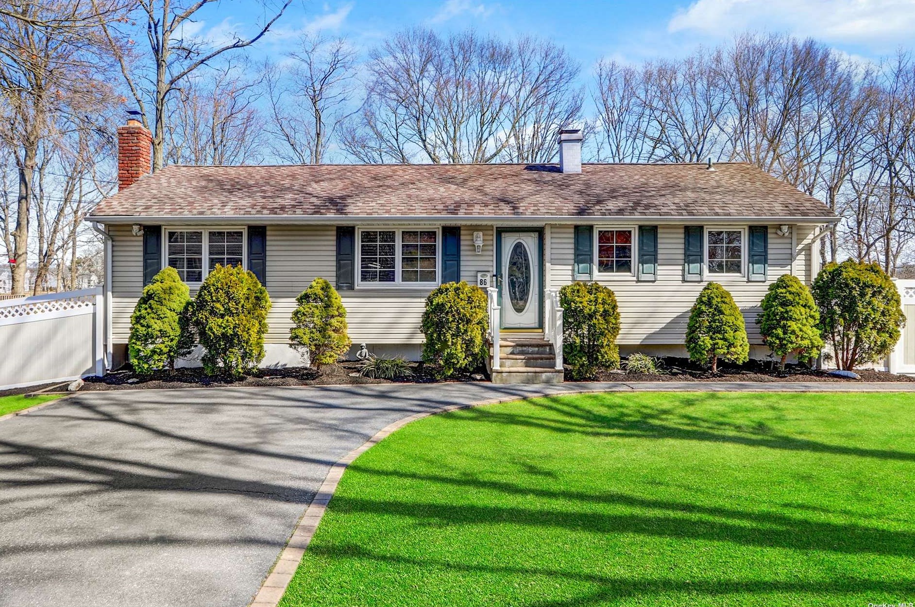 86 Fawn Ln E, South Setauket, NY 11720