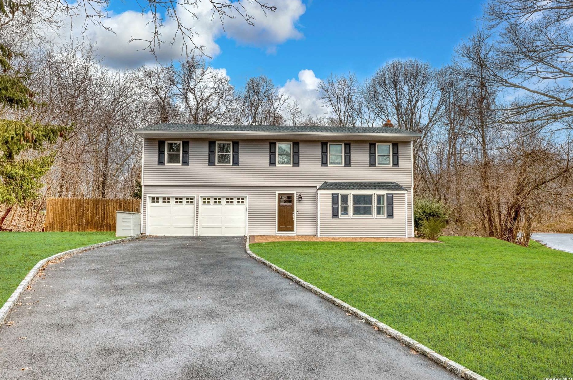 17 Harbor Oaks Dr, San Remo, NY 11754