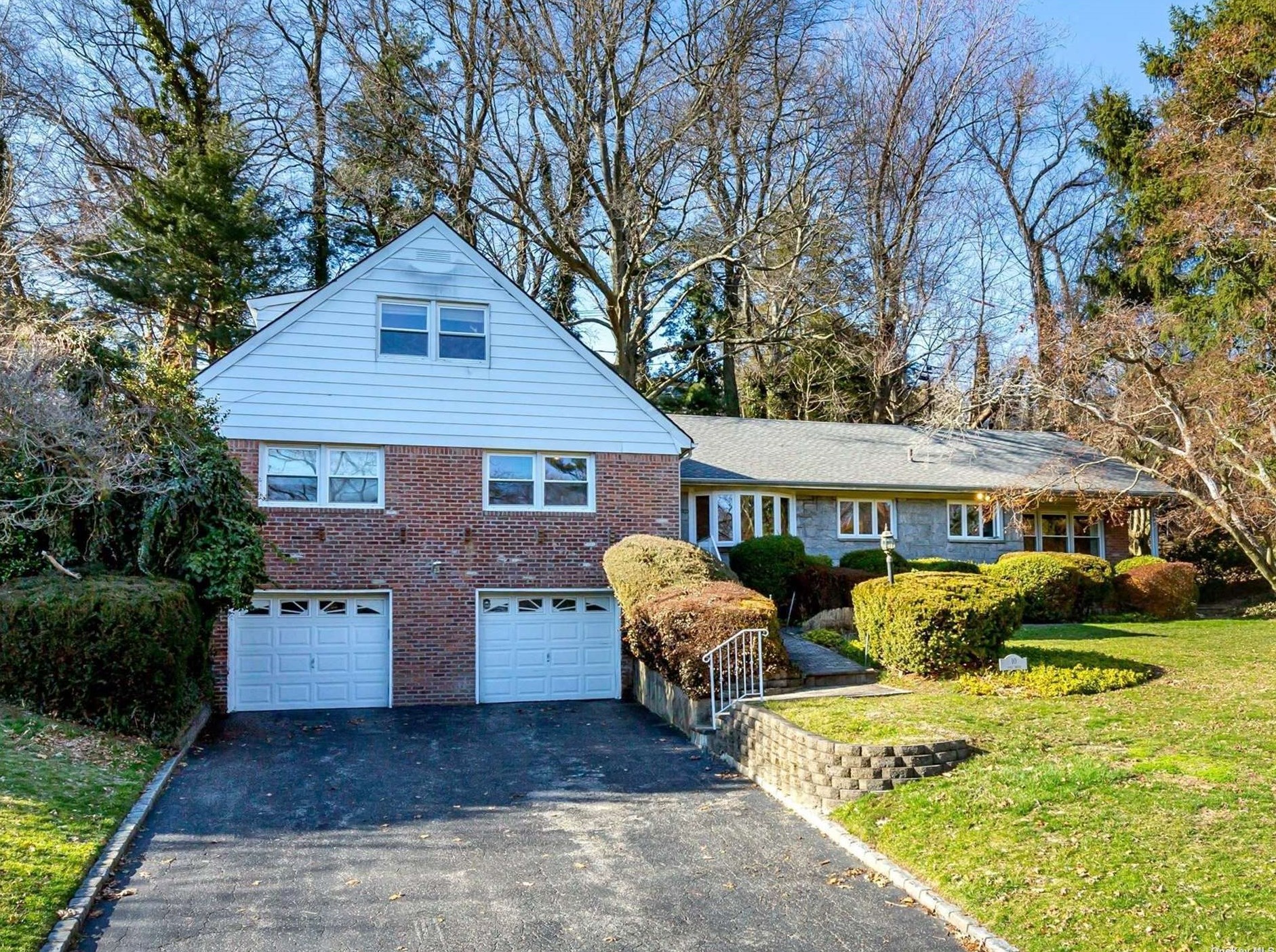10 Pine Dr, Great Neck, NY 11021