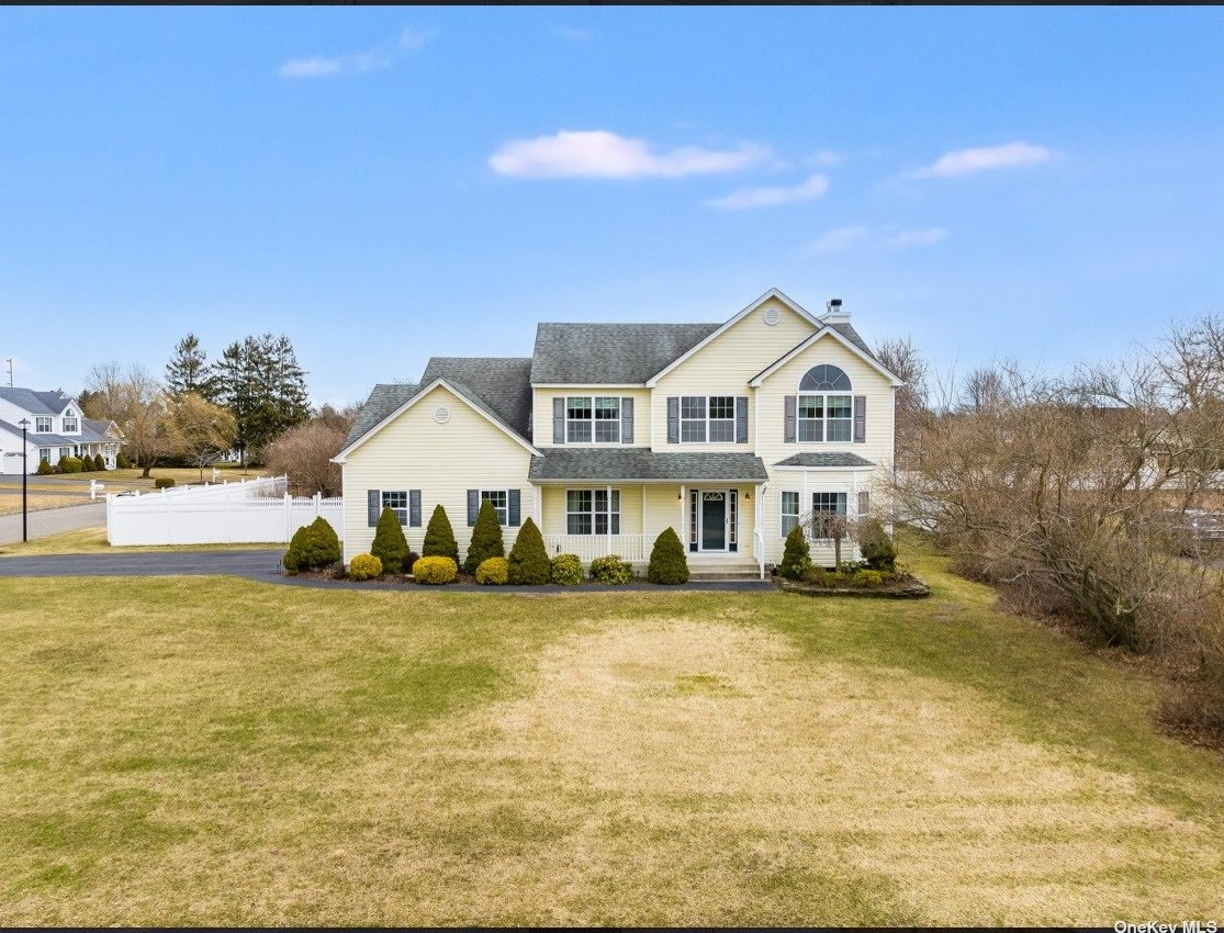 18 Bittersweet Ln, Center Moriches, NY 11934