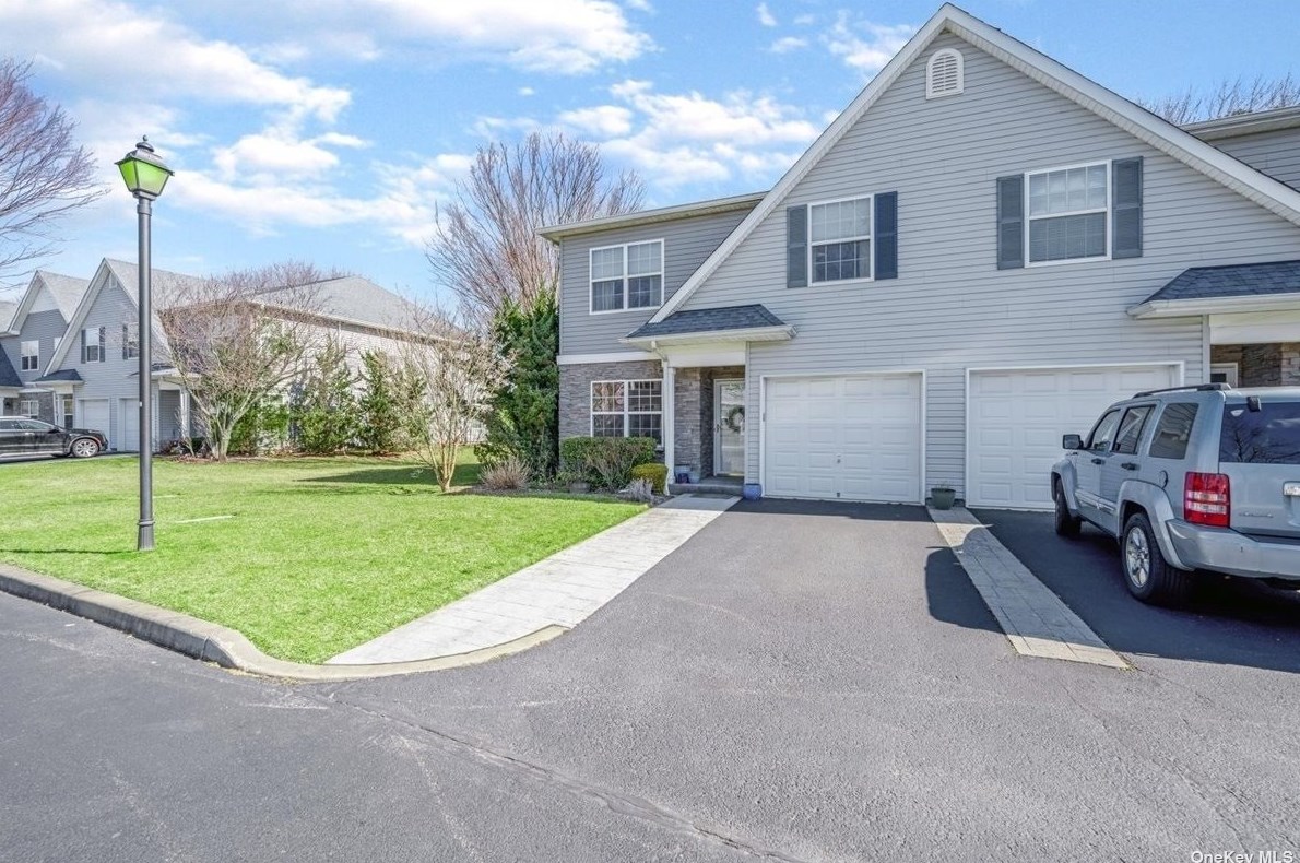 298 Medea Way #298, Central Islip, NY 11722