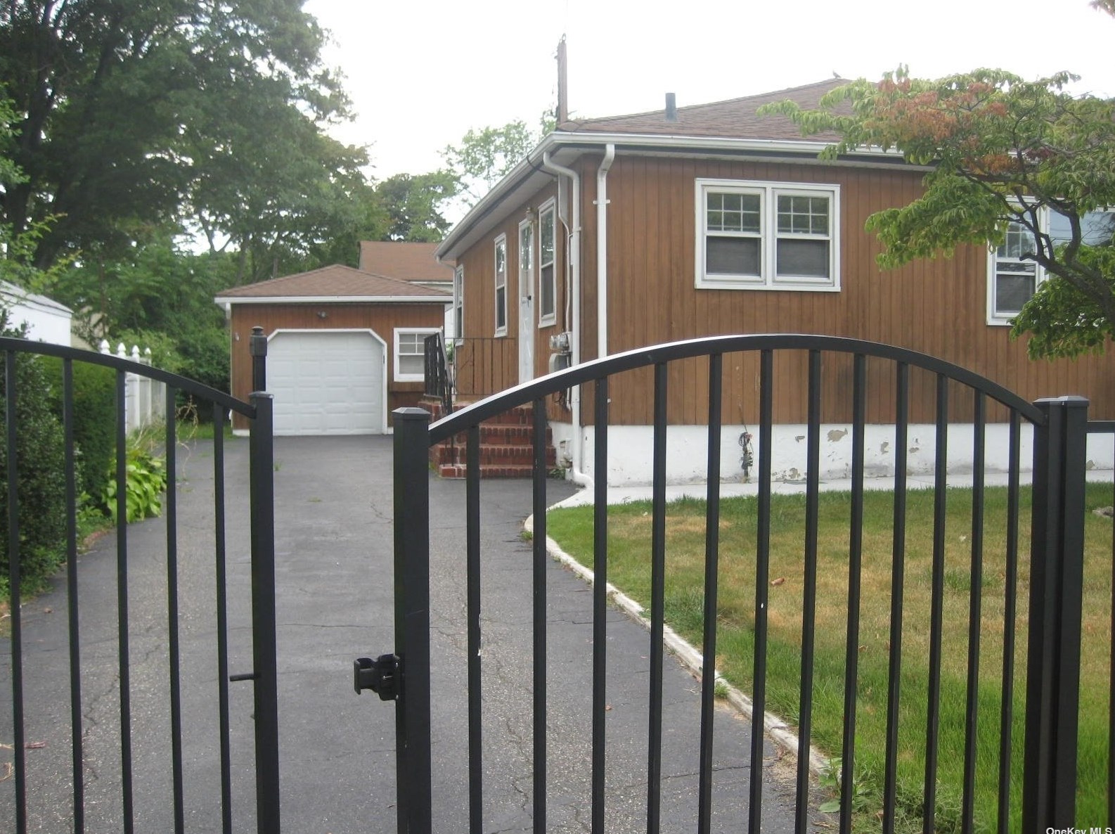 912 5th St, Babylon, NY 11704