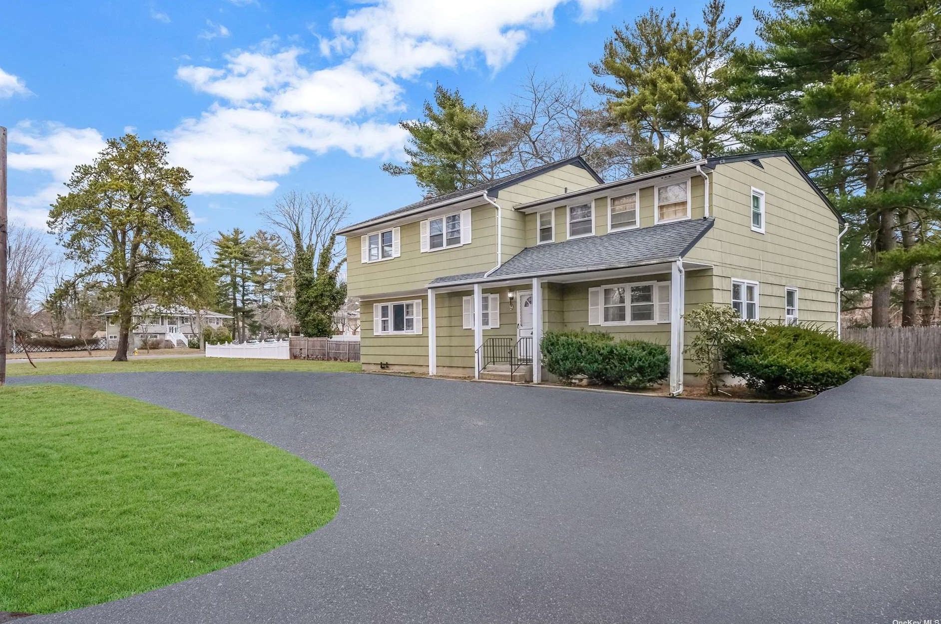 9 Eastern Ave, Pine Air, NY 11717-4005