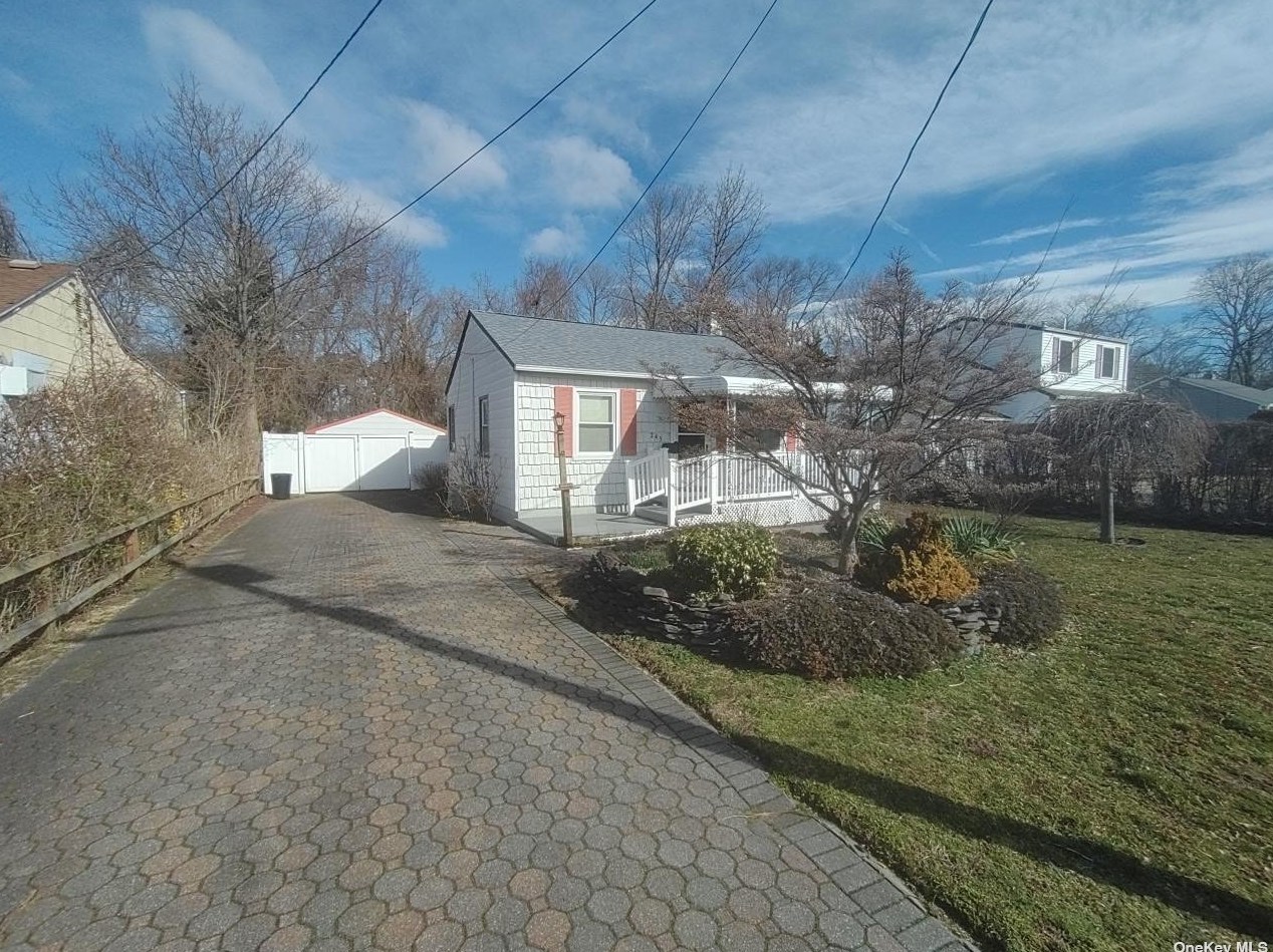 243 17th St, Babylon, NY 11704