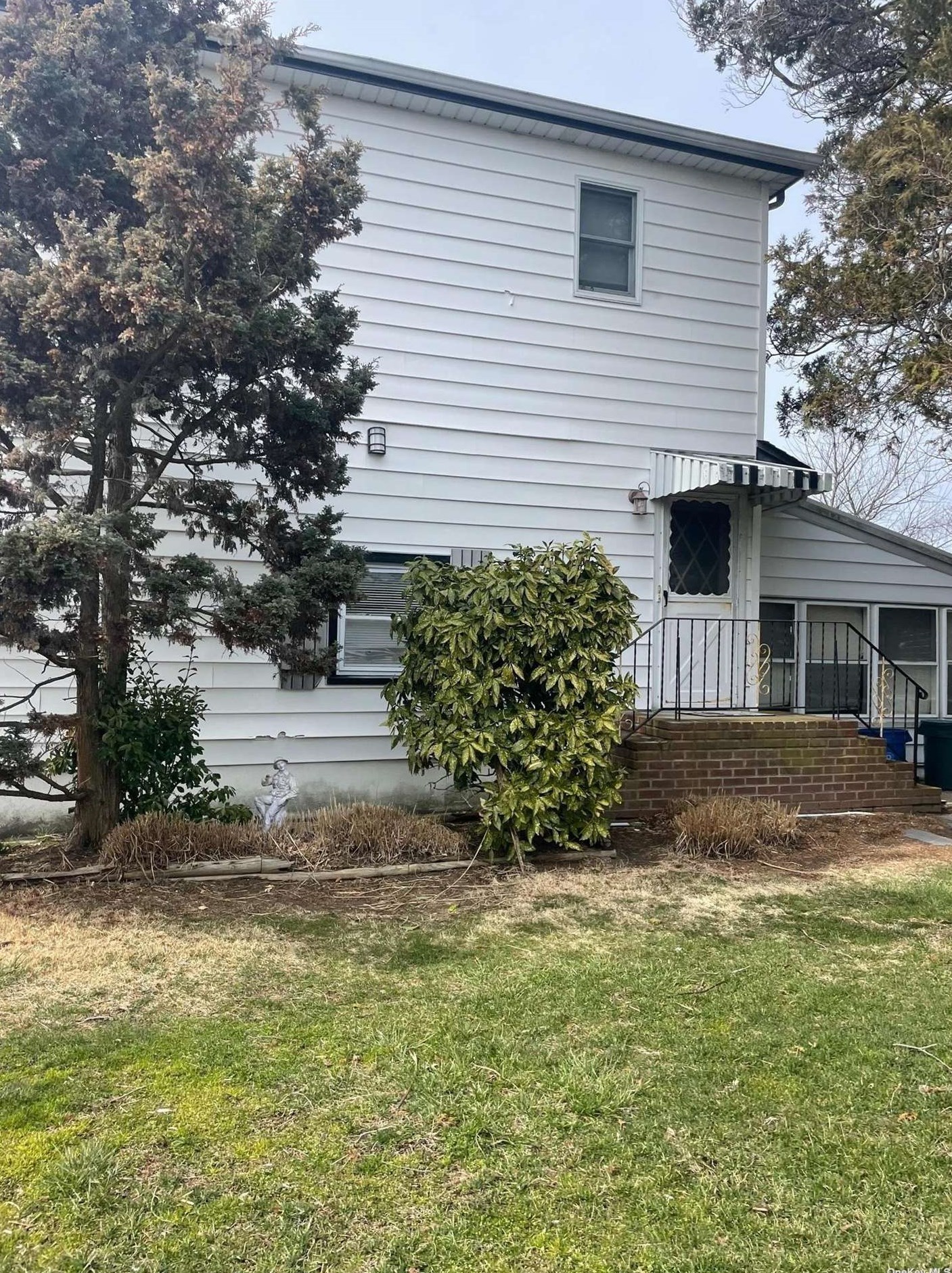 332 51st St, North Lindenhurst, NY 11757