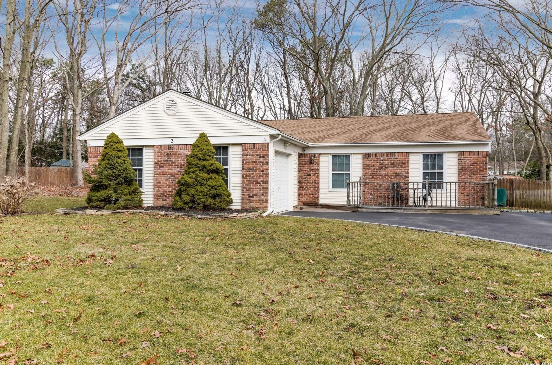 3 Home Dr, Gordon Heights, NY 11763-4002