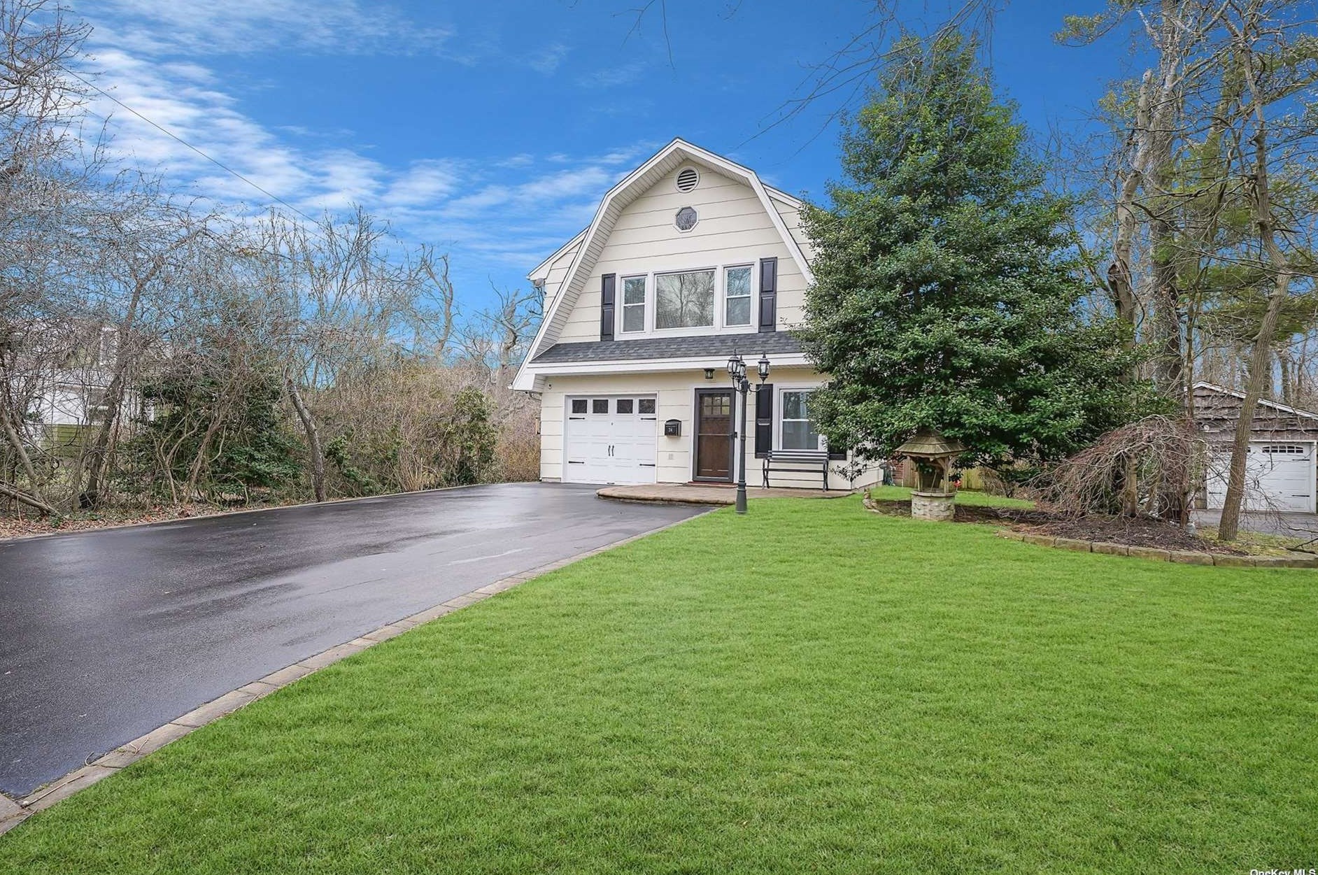 24 Lake View Ave, West Islip, NY 11795