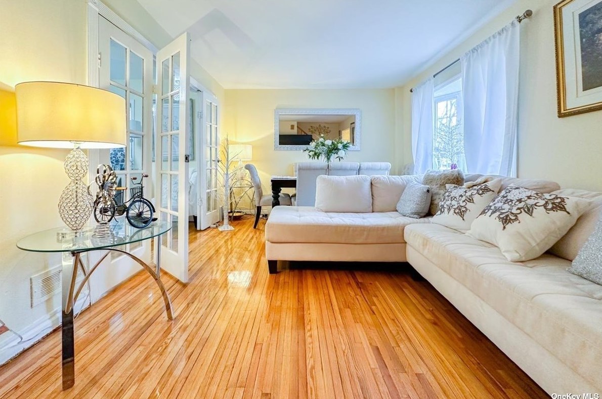 20 Garnet Pl, Floral Park, NY 11003